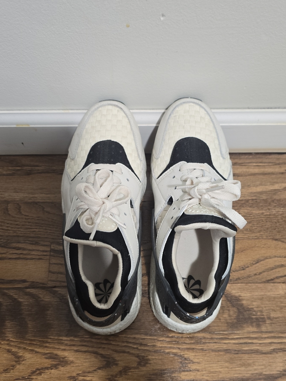 Title: Nike Air Huarache Black & White Sneakers Size 8.5